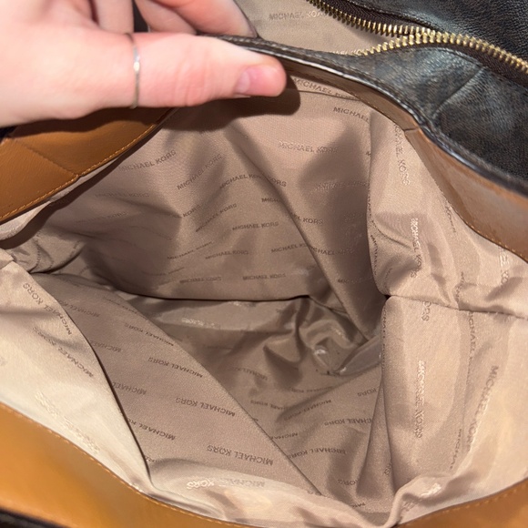 Michael Kors Lillie Large Signature Logo Bag - Picture 6 of 7